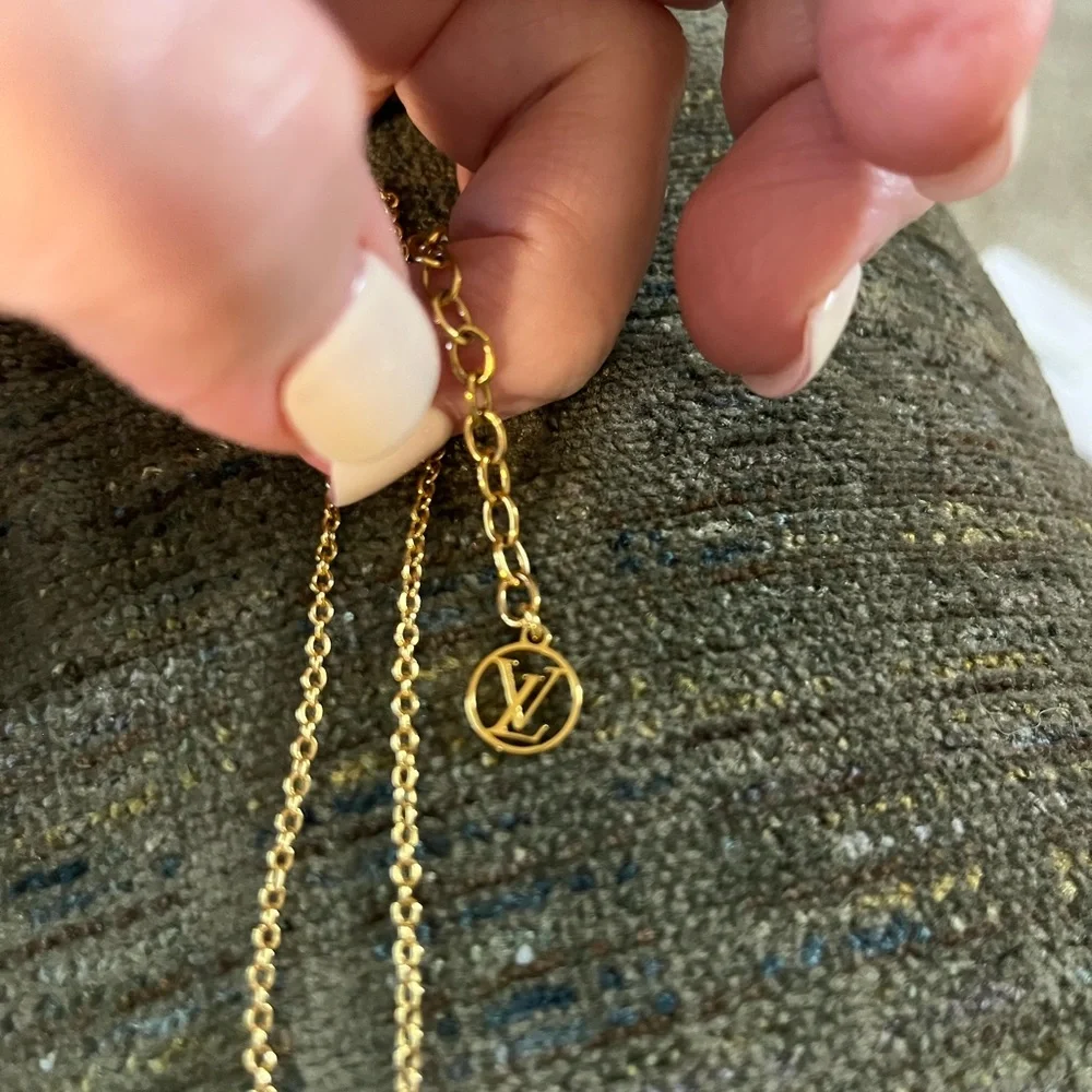 Louis Vuitton Gold V Pendant Necklace - Picture 3 of 5
